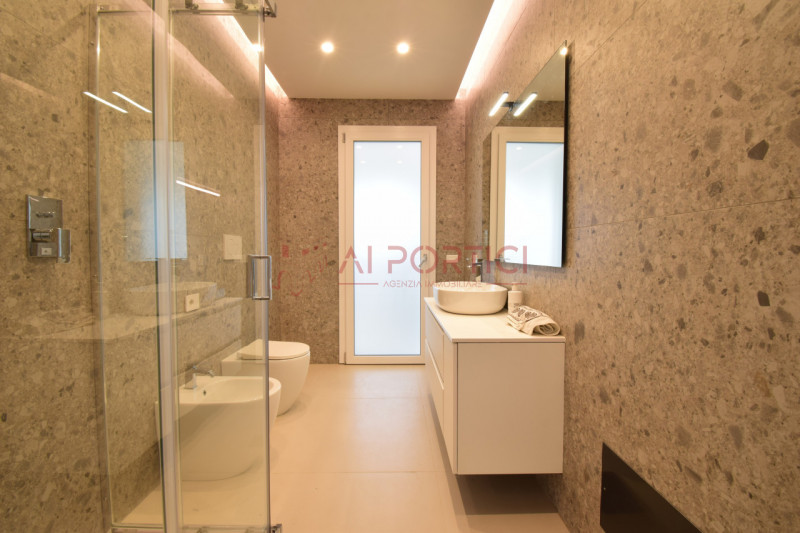 Campagnola di BRUGINE - introvabile porzione di BIFAMILIARE ristrutturata, moderna e luminosa. L'...