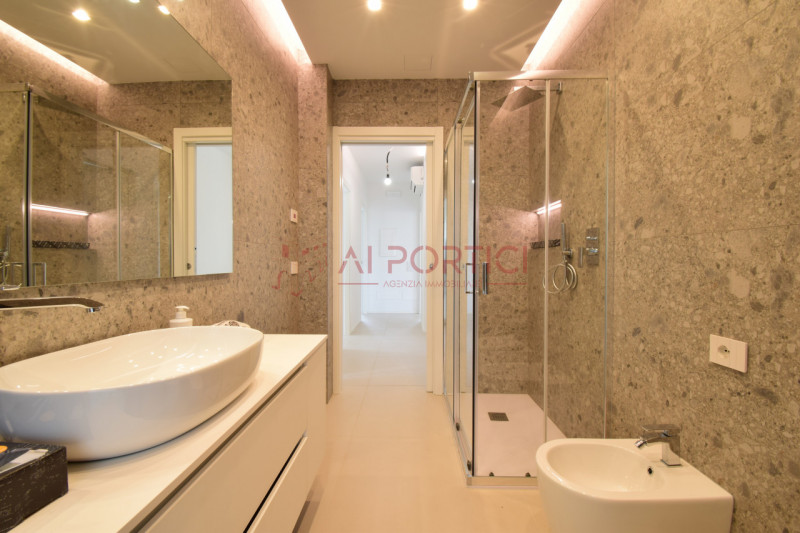 Campagnola di BRUGINE - introvabile porzione di BIFAMILIARE ristrutturata, moderna e luminosa. L'...