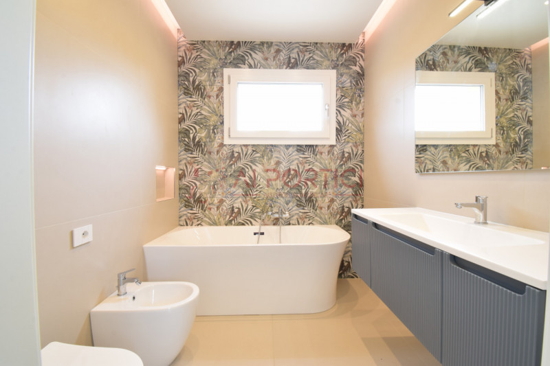 Campagnola di BRUGINE - introvabile porzione di BIFAMILIARE ristrutturata, moderna e luminosa. L'...