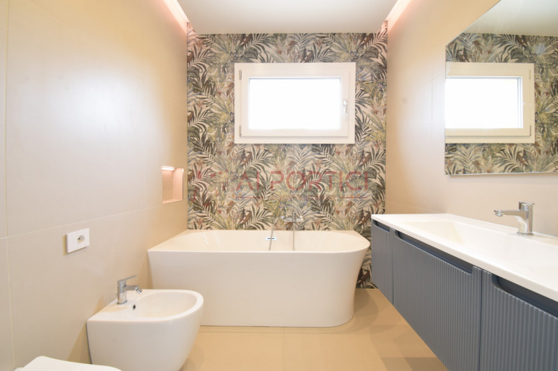 Campagnola di BRUGINE - introvabile porzione di BIFAMILIARE ristrutturata, moderna e luminosa. L'...