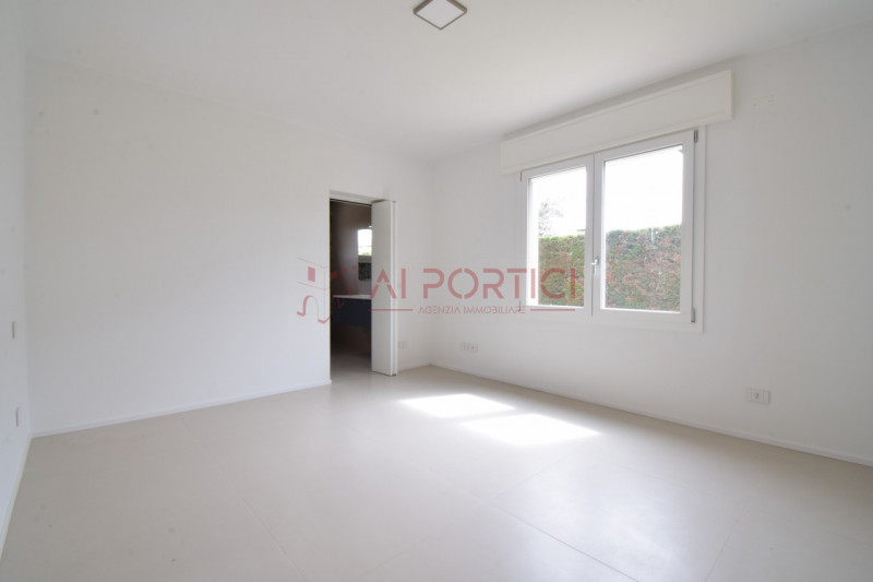 Campagnola di BRUGINE - introvabile porzione di BIFAMILIARE ristrutturata, moderna e luminosa. L'...