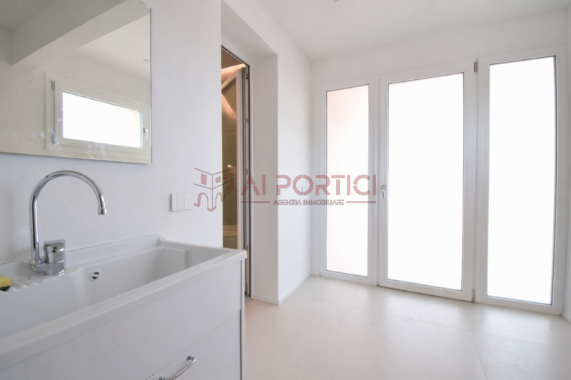 Campagnola di BRUGINE - introvabile porzione di BIFAMILIARE ristrutturata, moderna e luminosa. L'...