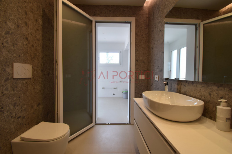 Campagnola di BRUGINE - introvabile porzione di BIFAMILIARE ristrutturata, moderna e luminosa. L'...