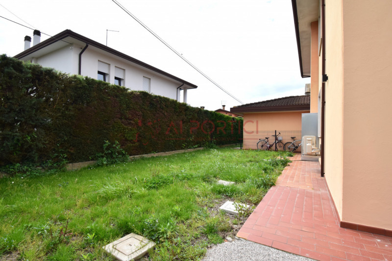 Campagnola di BRUGINE - introvabile porzione di BIFAMILIARE ristrutturata, moderna e luminosa. L'...