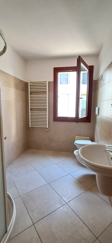 Perfetta opportunità di investimento : un raffinato appartamento trilocale al primo piano, costru...