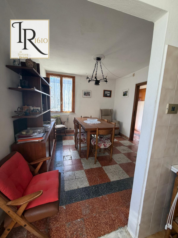 Nel cuore del comune di Masi, proponiamo in vendita una graziosa casa singola accostata che si es...