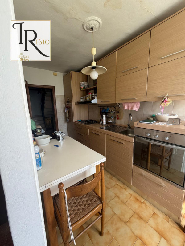 Nel cuore del comune di Masi, proponiamo in vendita una graziosa casa singola accostata che si es...