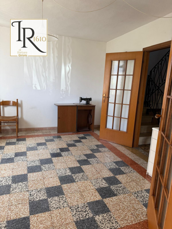 Nel cuore del comune di Masi, proponiamo in vendita una graziosa casa singola accostata che si es...