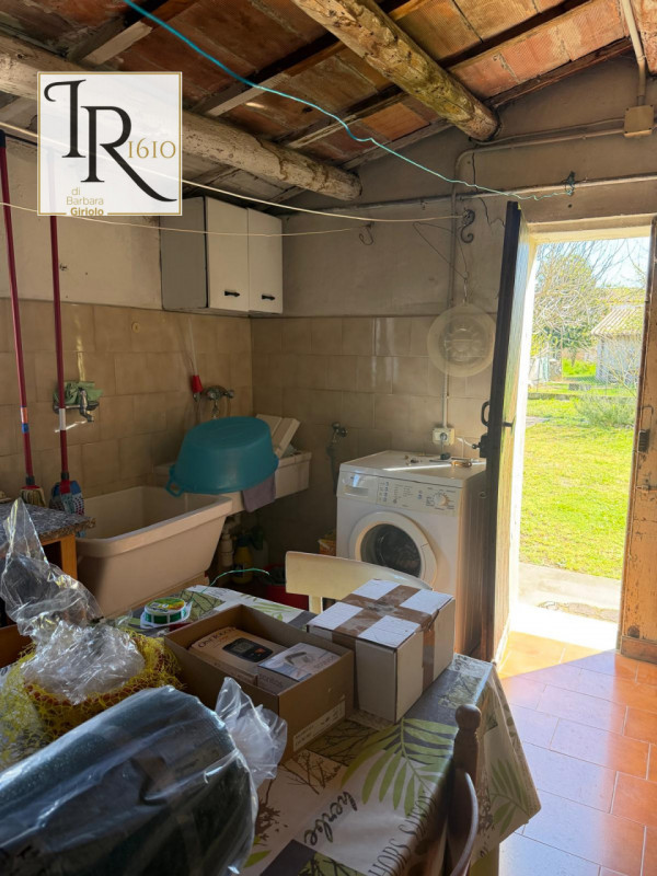 Nel cuore del comune di Masi, proponiamo in vendita una graziosa casa singola accostata che si es...