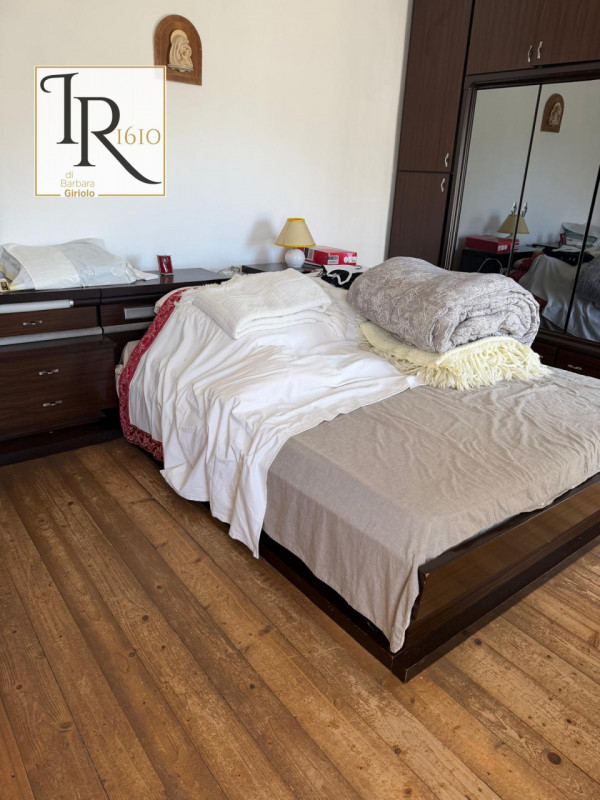 Nel cuore del comune di Masi, proponiamo in vendita una graziosa casa singola accostata che si es...