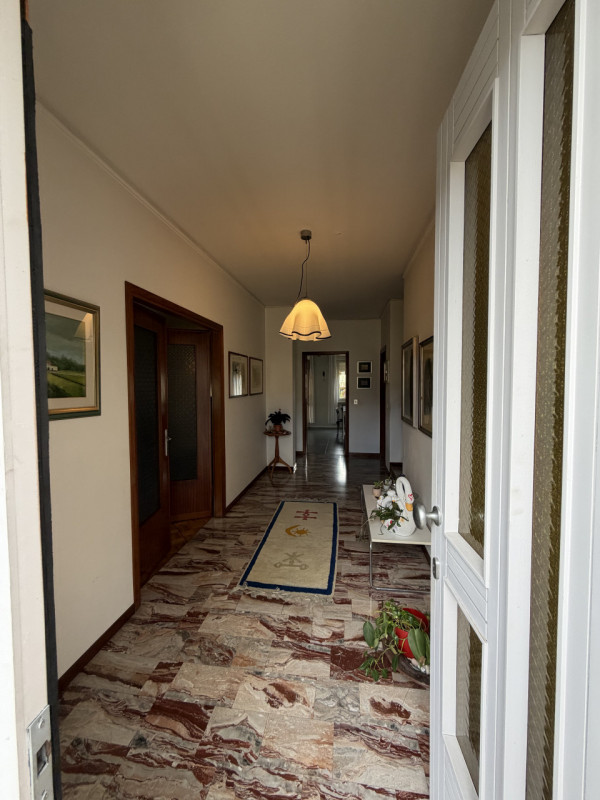 Proponiamo in vendita una splendida casa singola situata nel comune di Cappella Maggiore, ideale ...