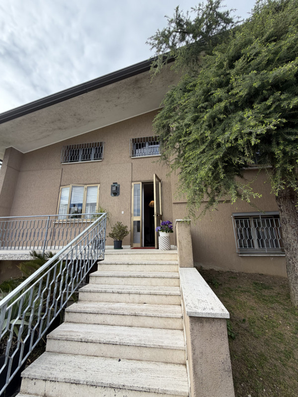 Proponiamo in vendita una splendida casa singola situata nel comune di Cappella Maggiore, ideale ...