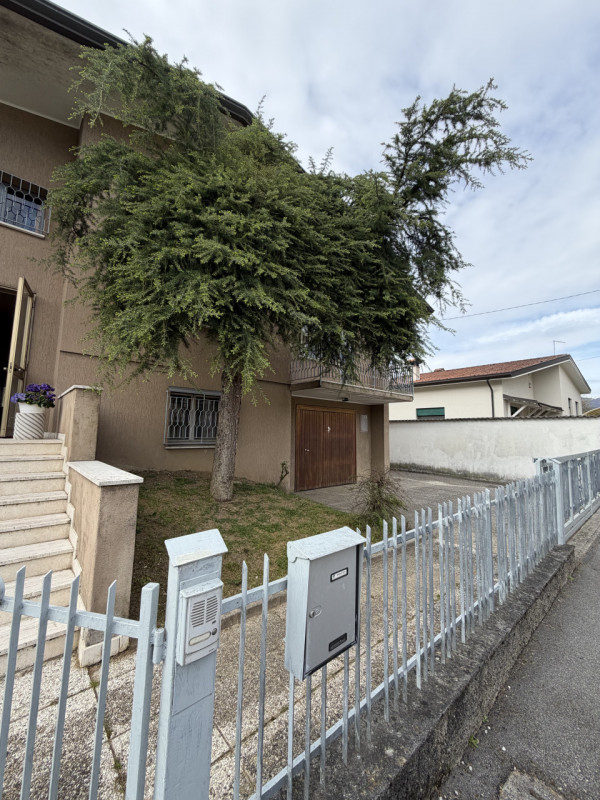 Proponiamo in vendita una splendida casa singola situata nel comune di Cappella Maggiore, ideale ...
