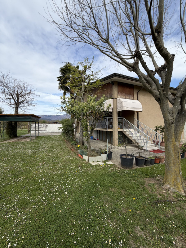 Proponiamo in vendita una splendida casa singola situata nel comune di Cappella Maggiore, ideale ...