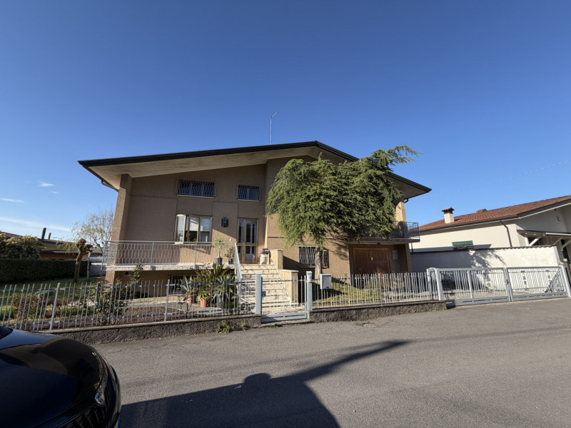 Proponiamo in vendita una splendida casa singola situata nel comune di Cappella Maggiore, ideale ...