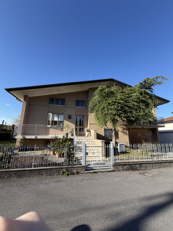 Proponiamo in vendita una splendida casa singola situata nel comune di Cappella Maggiore, ideale ...