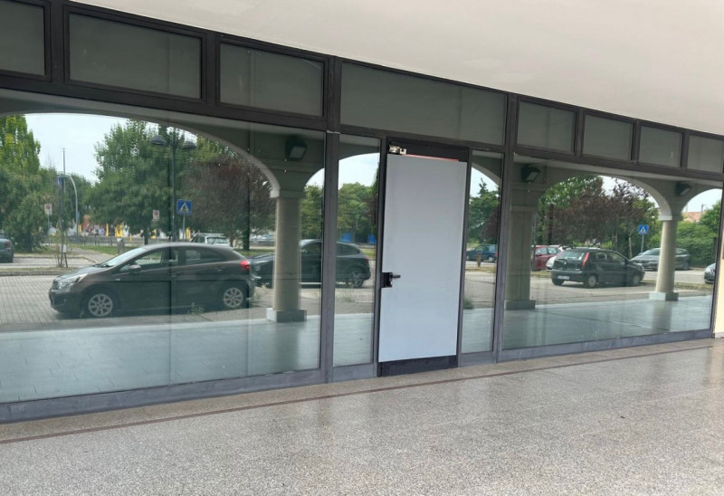 Tencarola proponiamo negozio di 318 mq con due vetrine, allestito gia' per eventuale FOOD in posi...