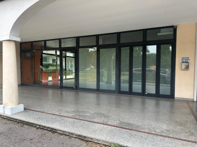 Tencarola proponiamo negozio di 318 mq con due vetrine, allestito gia' per eventuale FOOD in posi...