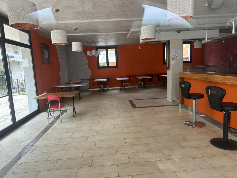 Tencarola proponiamo negozio di 318 mq con due vetrine, allestito gia' per eventuale FOOD in posi...