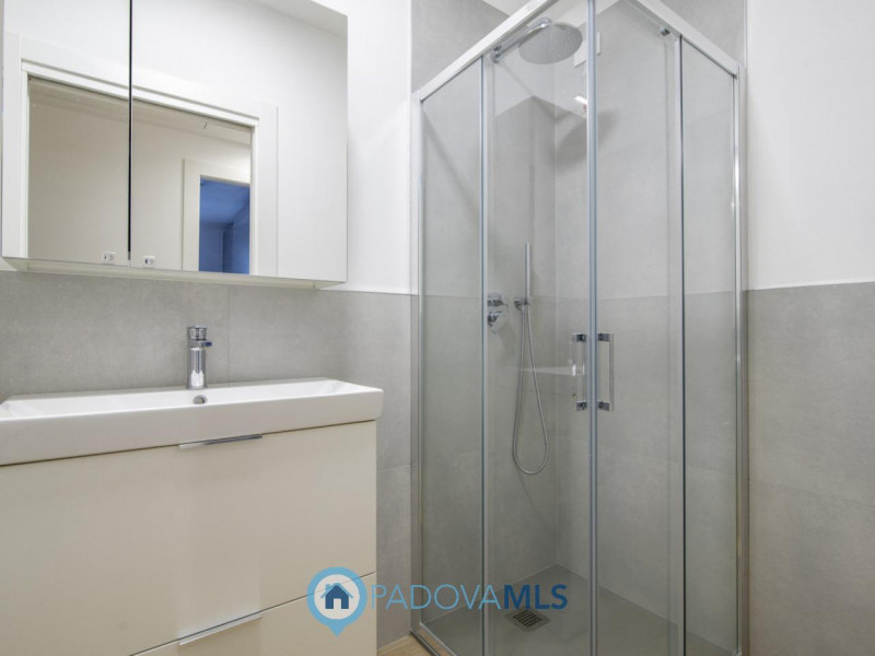 Mestrino: In quartiere residenziale nel cuore di Mestrino proponiamo un'attico composto da un'amp...