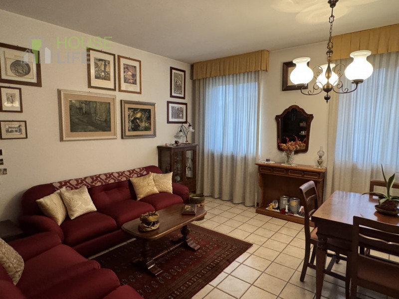 CARRE' - Loc. Pra Secco: all'interno di un residence in zona residenziale tranquilla e ricercata,...