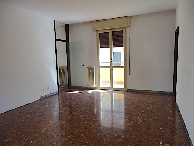 Nella zona dell'Ospedale Militare, a 15 minuti a piedi da PIazza dei Signori, è disponibile un am...