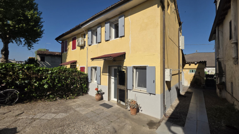 In posizione comoda al centro di Castelfranco Veneto, in via San Pio X, proponiamo in vendita por...