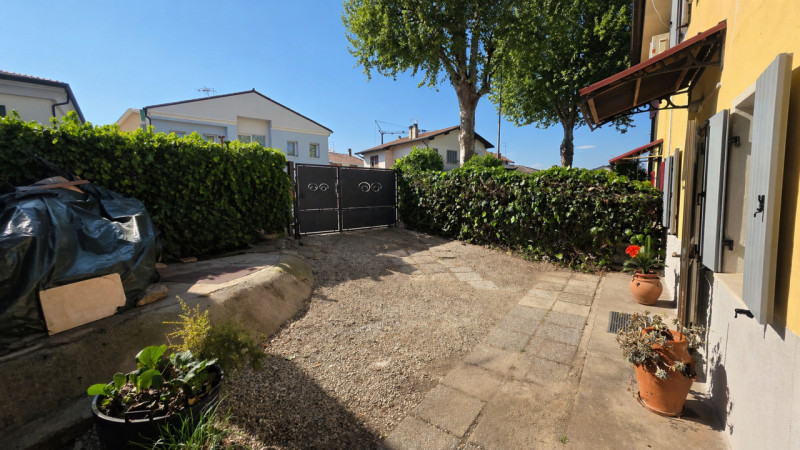 In posizione comoda al centro di Castelfranco Veneto, in via San Pio X, proponiamo in vendita por...