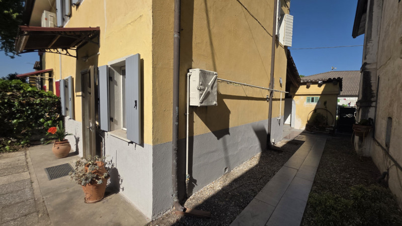 In posizione comoda al centro di Castelfranco Veneto, in via San Pio X, proponiamo in vendita por...