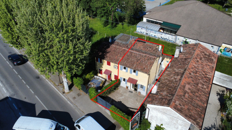 In posizione comoda al centro di Castelfranco Veneto, in via San Pio X, proponiamo in vendita por...