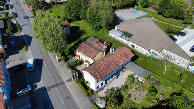 In posizione comoda al centro di Castelfranco Veneto, in via San Pio X, proponiamo in vendita por...