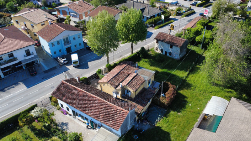 In posizione comoda al centro di Castelfranco Veneto, in via San Pio X, proponiamo in vendita por...
