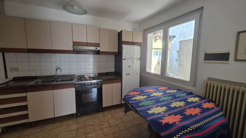 In posizione comoda al centro di Castelfranco Veneto, in via San Pio X, proponiamo in vendita por...