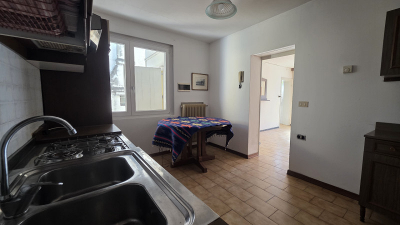 In posizione comoda al centro di Castelfranco Veneto, in via San Pio X, proponiamo in vendita por...