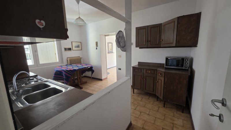 In posizione comoda al centro di Castelfranco Veneto, in via San Pio X, proponiamo in vendita por...