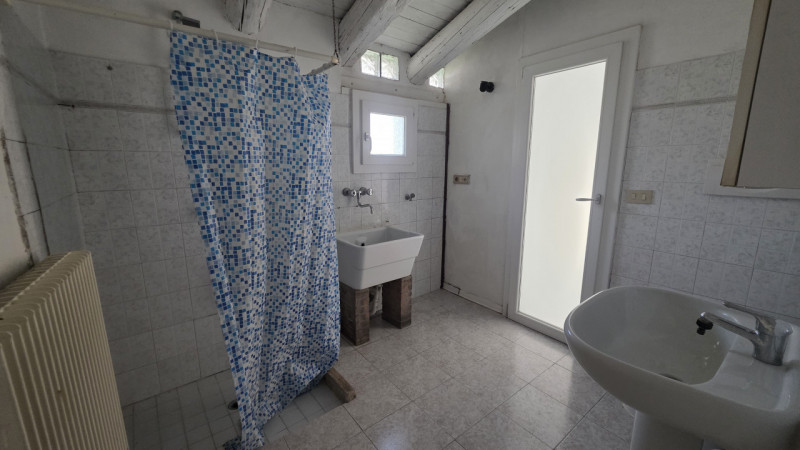 In posizione comoda al centro di Castelfranco Veneto, in via San Pio X, proponiamo in vendita por...