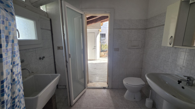 In posizione comoda al centro di Castelfranco Veneto, in via San Pio X, proponiamo in vendita por...