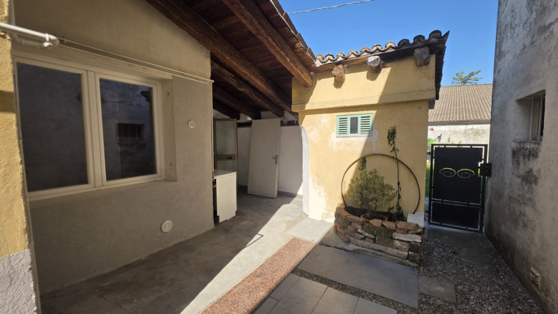 In posizione comoda al centro di Castelfranco Veneto, in via San Pio X, proponiamo in vendita por...