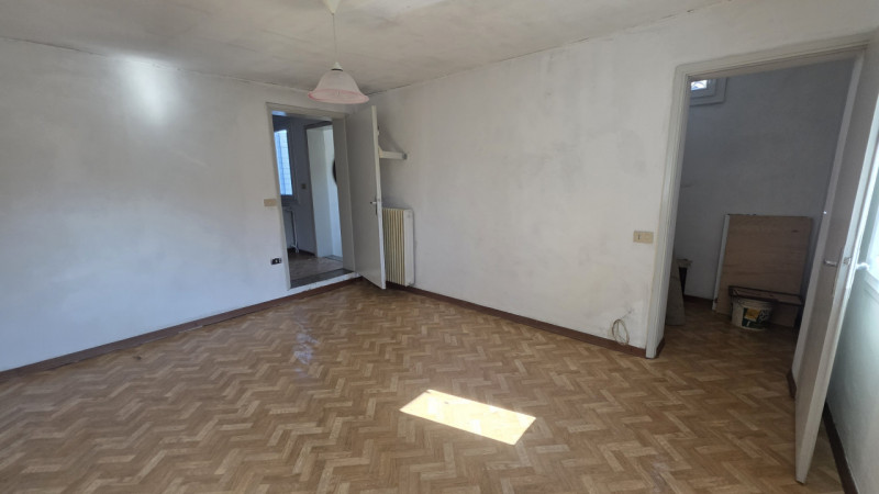 In posizione comoda al centro di Castelfranco Veneto, in via San Pio X, proponiamo in vendita por...