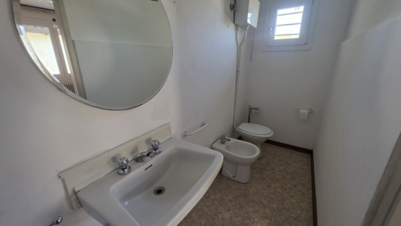 In posizione comoda al centro di Castelfranco Veneto, in via San Pio X, proponiamo in vendita por...