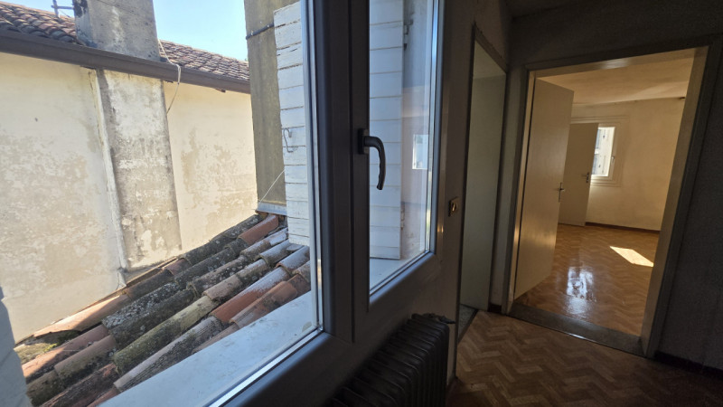 In posizione comoda al centro di Castelfranco Veneto, in via San Pio X, proponiamo in vendita por...