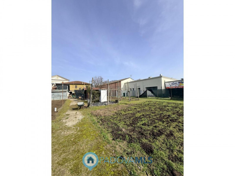 Immobile in esclusiva al Gruppo Padova MLS
Nel cuore del quartiere residenziale di Camin, a pochi...