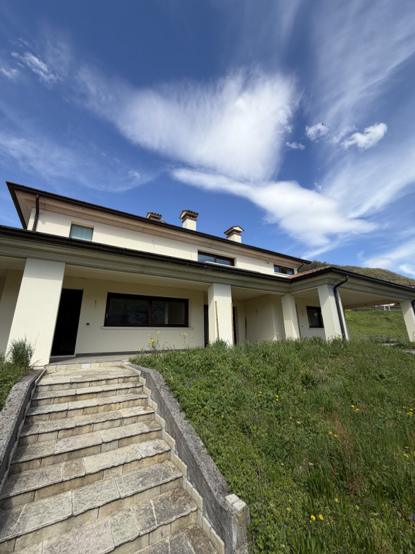 Proponiamo in vendita una splendida bifamiliare AL GREZZO di ampia metratura nel cuore di Tarzo, ...