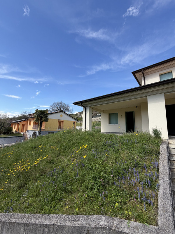 Proponiamo in vendita una splendida bifamiliare AL GREZZO di ampia metratura nel cuore di Tarzo, ...