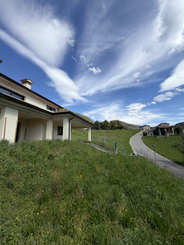 Proponiamo in vendita una splendida bifamiliare AL GREZZO di ampia metratura nel cuore di Tarzo, ...
