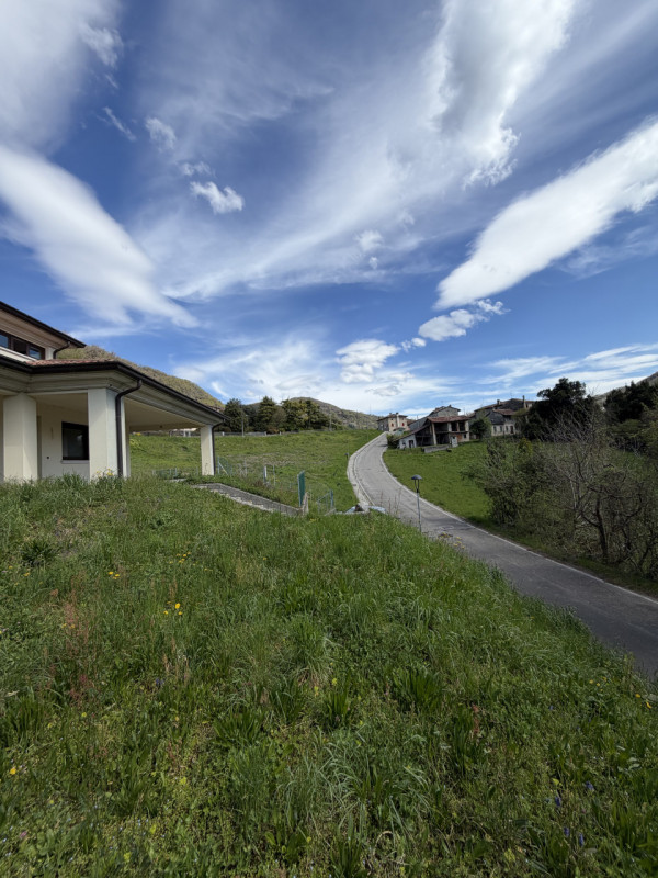 Proponiamo in vendita una splendida bifamiliare AL GREZZO di ampia metratura nel cuore di Tarzo, ...