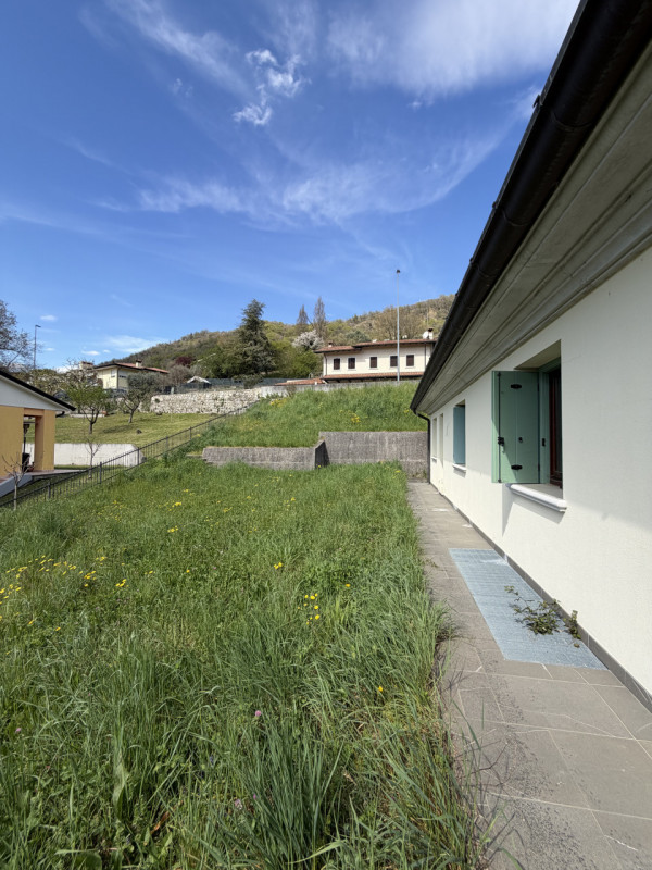 Proponiamo in vendita una splendida bifamiliare AL GREZZO di ampia metratura nel cuore di Tarzo, ...