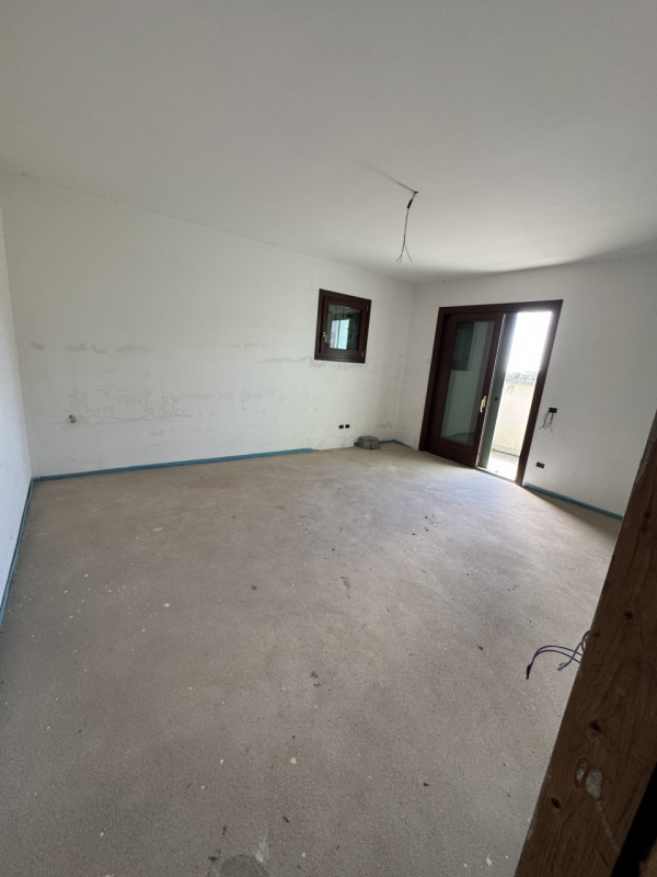 Proponiamo in vendita una splendida bifamiliare AL GREZZO di ampia metratura nel cuore di Tarzo, ...