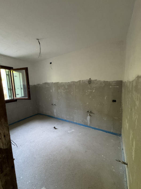 Proponiamo in vendita una splendida bifamiliare AL GREZZO di ampia metratura nel cuore di Tarzo, ...