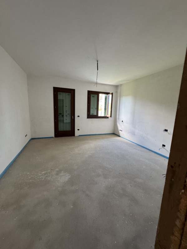 Proponiamo in vendita una splendida bifamiliare AL GREZZO di ampia metratura nel cuore di Tarzo, ...